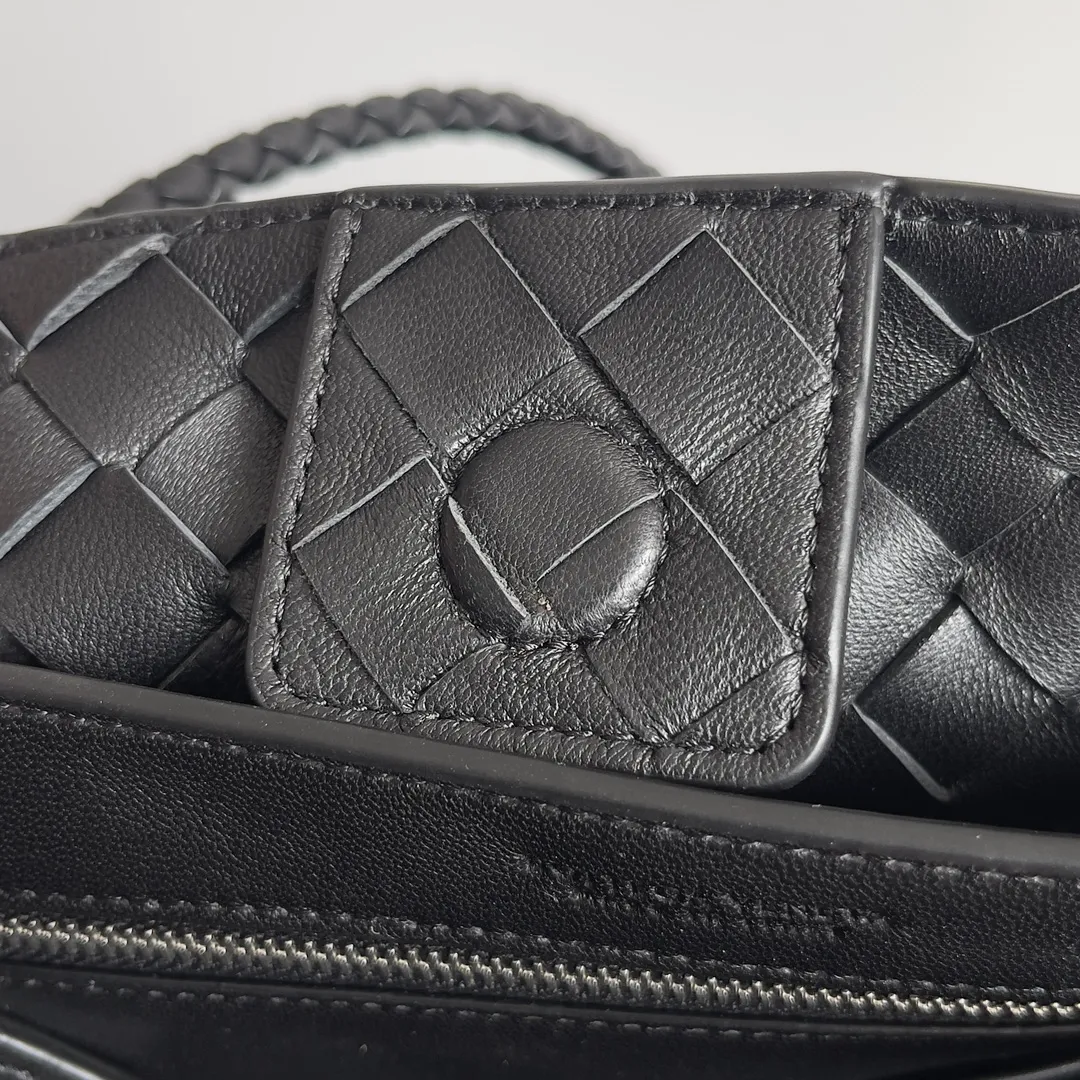The 2023 new Andiamo batch of 1860 BV has been shipped‼ ️Really popular🔥The new Andiamo woven handbag launched by Bottega Veneta this season is really popular all over the world! ! Celebrities at home and abroad have worn it, and Oscar-winning actress Michelle Yeoh has taken it out on the street. Song Jia, Trai Yara, Yu Feihong, Sanji Ayaka, Rosie Hunting-Whiteley, Yoshioka Riho, etc. have all picked up this bag. It is classic and versatile, showing off its temperament, and the bag capacity is also large, which is very convenient for daily commuting! ! A variety of carrying methods, the shoulder straps can be adjusted by yourself, the original lambskin feels soft and delicate, and the neutral style is made to break gender boundaries and bring a more practical and longer-lasting use experience. Andiamo, which has both elegant and casual styles, perfectly interprets the true appearance of "fashionable old money style". Style number: 743568 Size: 25*22*10.5cm